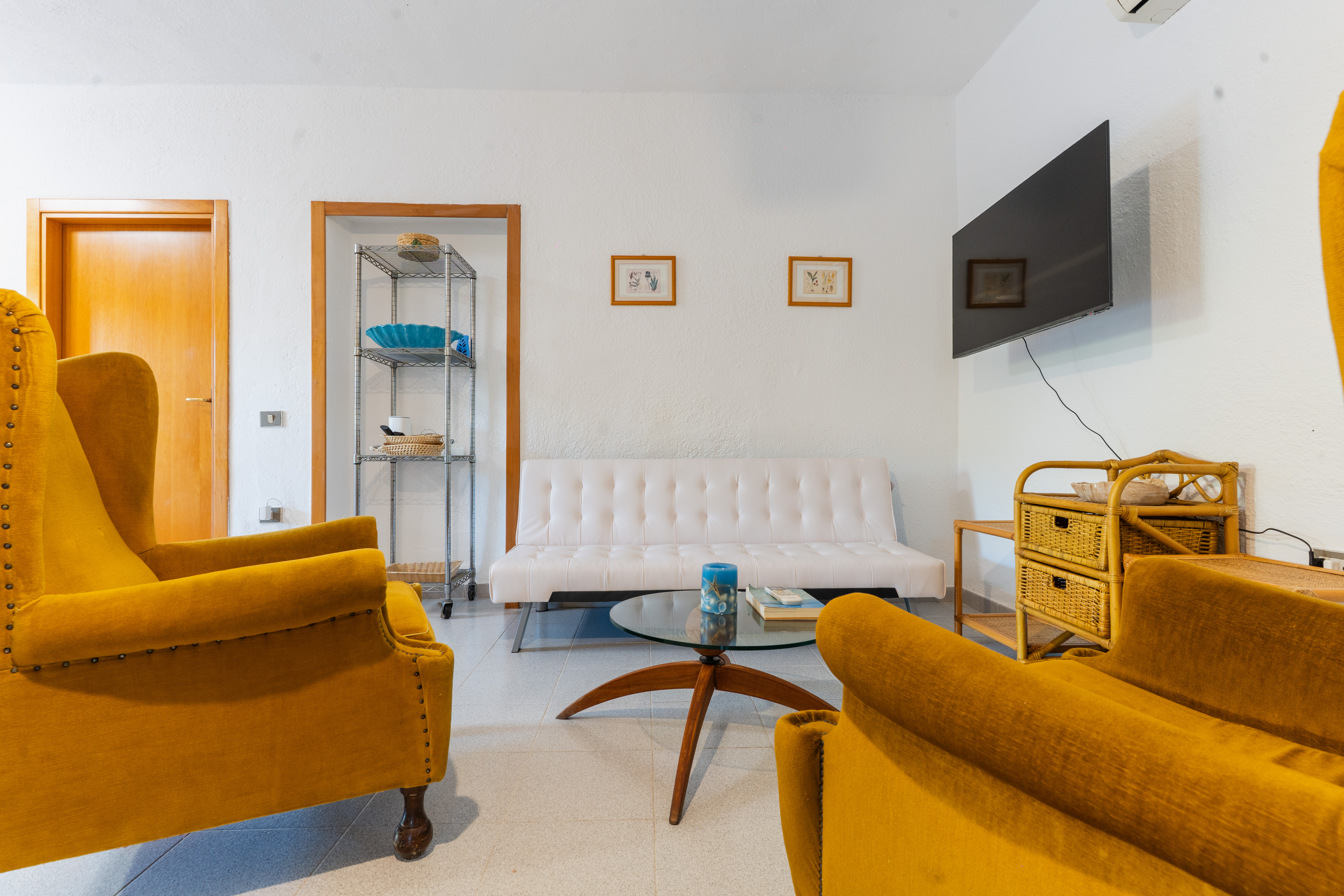 Area living con divano e tavolino in vetro